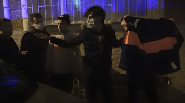Fatih'te döner bıçağı gösterip esnaftan para isteyen 4 kişi yakalandı -4