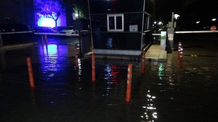 İzmir’de deniz taştı, araçlar suyun altında kaldı -2