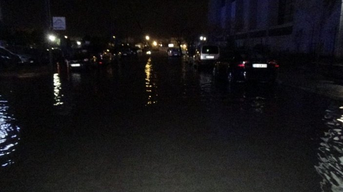 İzmir’de deniz taştı, araçlar suyun altında kaldı -1