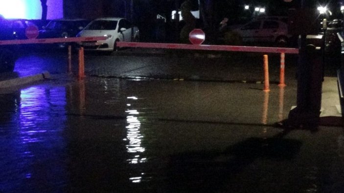 İzmir’de deniz taştı, araçlar suyun altında kaldı -3