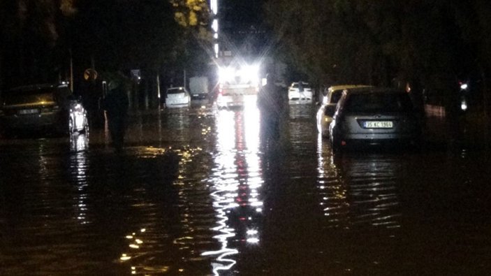 İzmir’de deniz taştı, araçlar suyun altında kaldı -5
