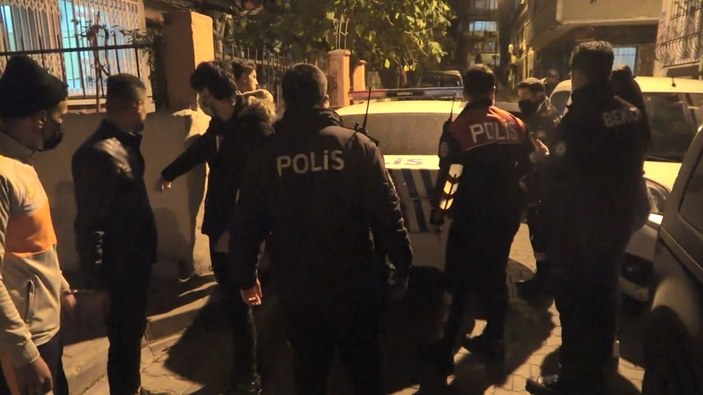 Fatih'te döner bıçağı gösterip esnaftan para isteyen 4 kişi yakalandı -6