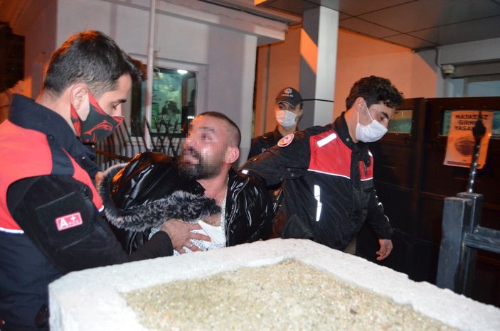 Aksaray'da maske takmamak için direnen kişiye polis biber gazı sıktı