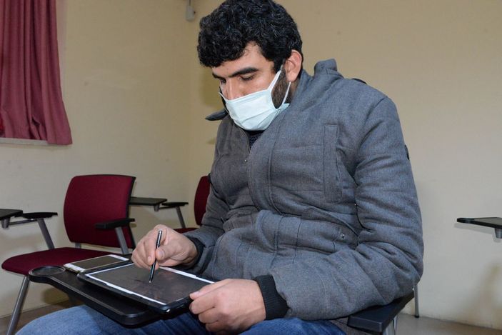 Hastane bahçesinde uzaktan eğitim veren refakatçi öğretmene oda -1