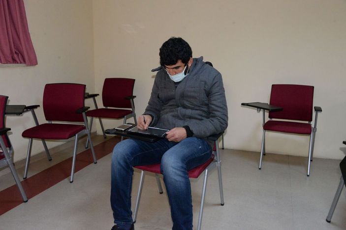 Hastane bahçesinde uzaktan eğitim veren refakatçi öğretmene oda -6