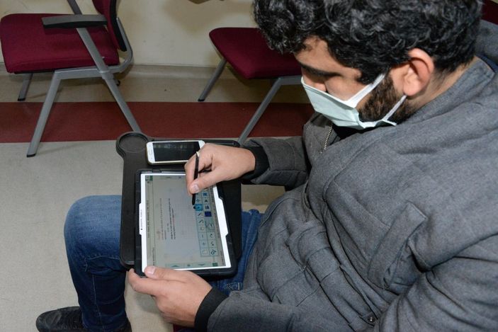 Hastane bahçesinde uzaktan eğitim veren refakatçi öğretmene oda -3