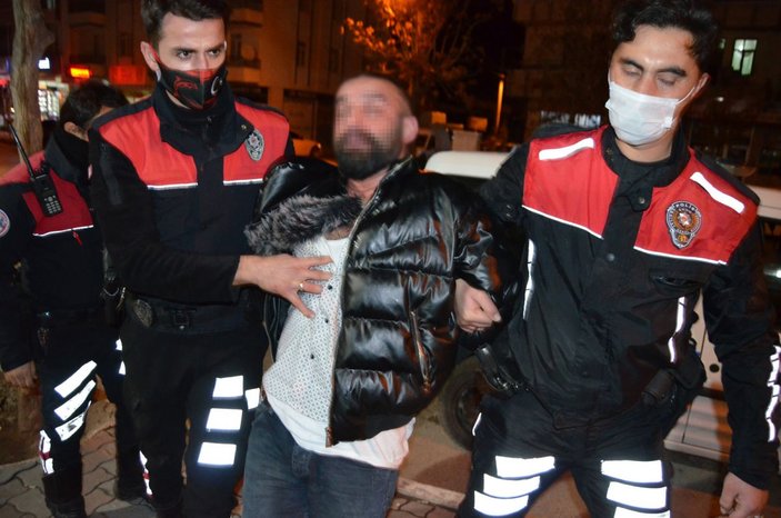 Aksaray'da maske takmamak için direnen kişiye polis biber gazı sıktı