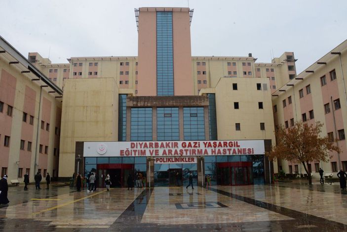 Hastane bahçesinde uzaktan eğitim veren refakatçi öğretmene oda -10