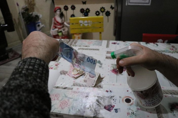 Denizli'de paraları dezenfektanla yıkayan esnaf