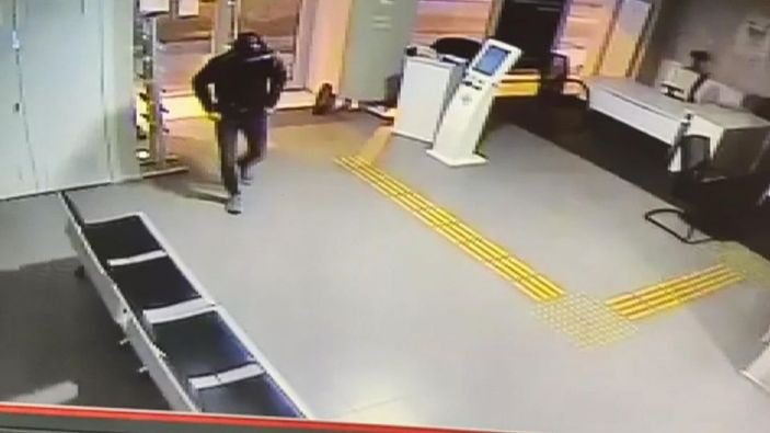 Avcılar'da bankanın camını kırıp içeri giren şüpheli kamerada -4