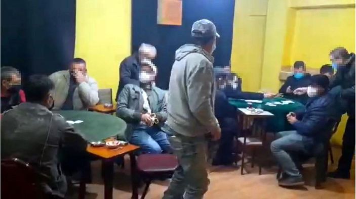 Eski dernek binasında kumar oynarken yakalanan 25 kişiye 78 bin 750 lira ceza -4