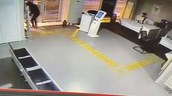 Avcılar'da bankanın camını kırıp içeri giren şüpheli kamerada -3