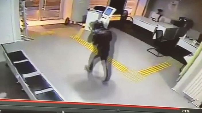 Avcılar'da bankanın camını kırıp içeri giren şüpheli kamerada -5
