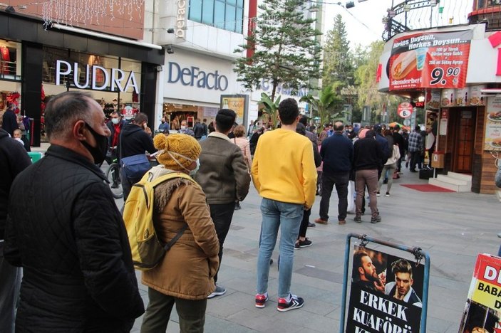 Antalya'da piyango ve alışveriş kalabalığı