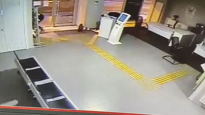Avcılar'da bankanın camını kırıp içeri giren şüpheli kamerada -1