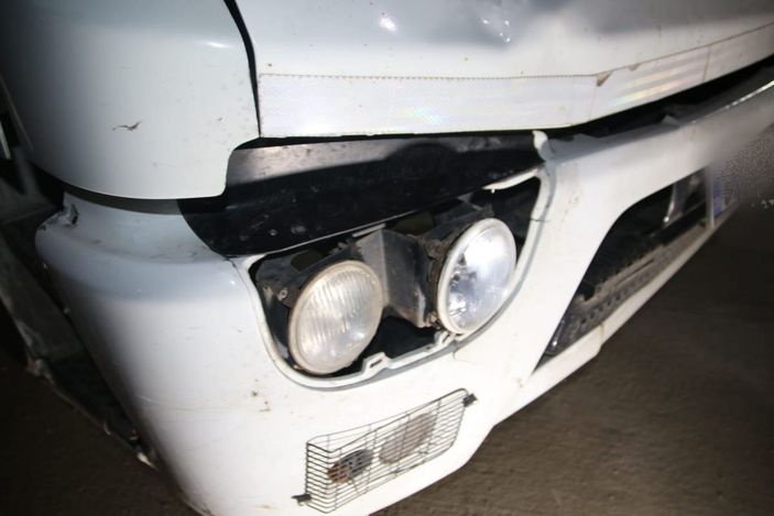 Yayaya çarpıp kaçan kamyonetin sürücü, far paneli parçalarından bulundu -1