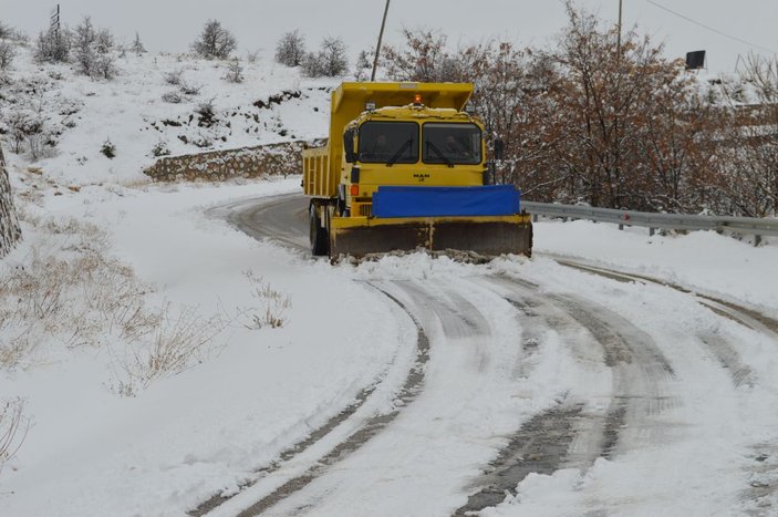 Elazığ'da kar yağışı nedeniyle 90 köy yolu ulaşıma kapandı -1