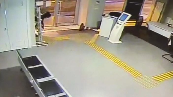 Avcılar'da bankanın camını kırıp içeri giren şüpheli kamerada -2