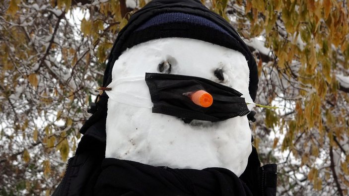Mahallede yaptıkları kardan adama maske taktılar -3