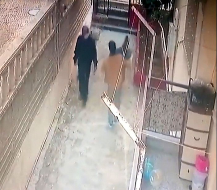 Antalya'da apartmandan malzeme çalan hırsız, yöneticiye selam verip gitti