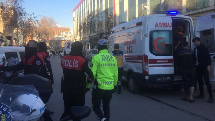 3 arkadaşın şakalaşması, bıçaklı kavgaya dönüştü: 1 yaralı, 2 gözaltı -3