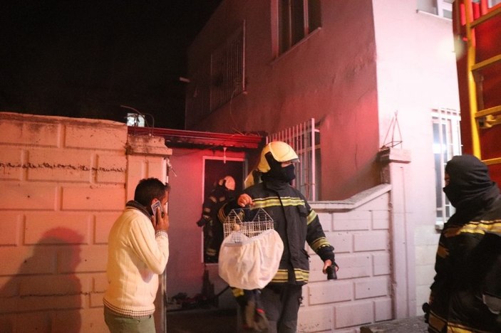 Dumandan etkilenen kardeşini kucağında taşıdı -5