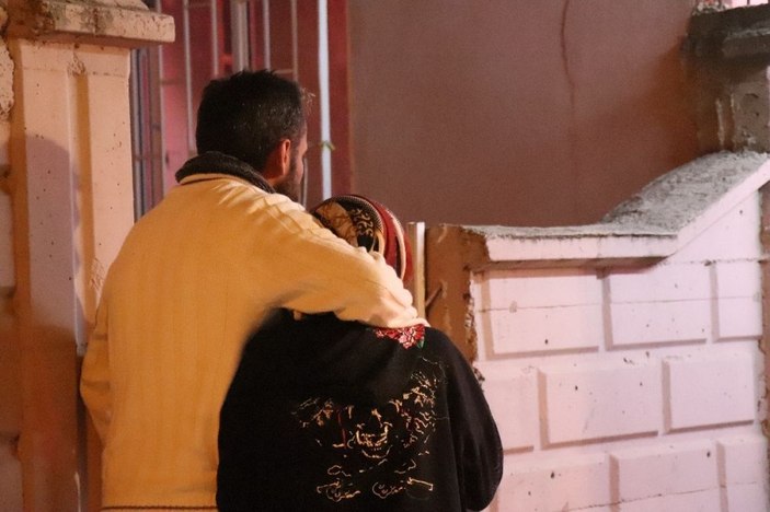 Dumandan etkilenen kardeşini kucağında taşıdı -9