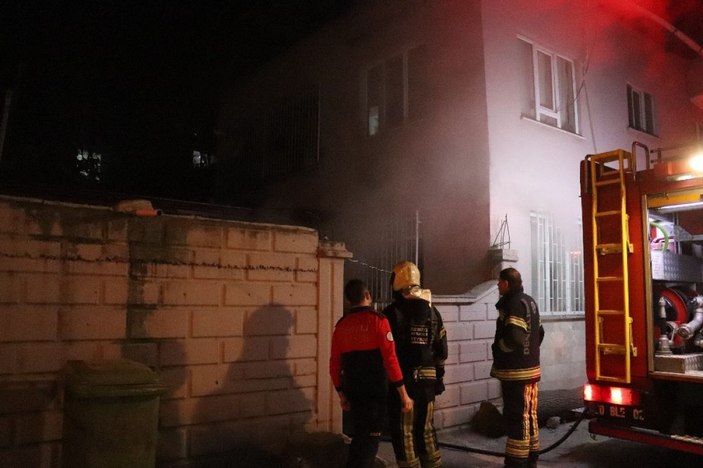 Dumandan etkilenen kardeşini kucağında taşıdı -4