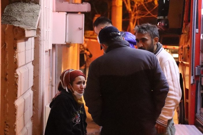 Dumandan etkilenen kardeşini kucağında taşıdı -11