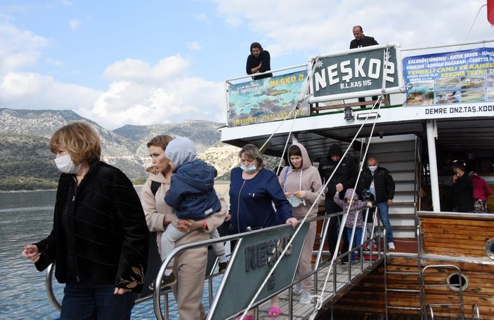 Rus turistler aralık ayının sonunda Kekova'da denize girdi -7
