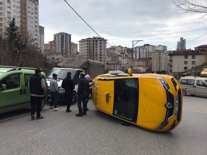 Kısıtlamada yolu boş sanıp dikkatsizce caddeye çıkan otomobil taksiye çarptı -1