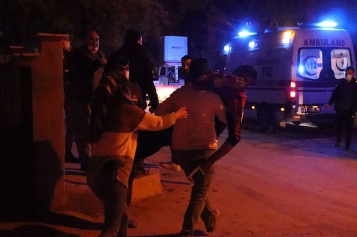 Dumandan etkilenen kardeşini kucağında taşıdı -1