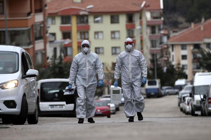 Filyasyon ekibi, koronavirüs testi pozitif olan kişiyi halayda bulmuş -6