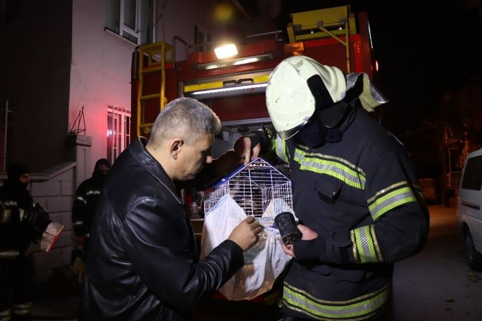 Dumandan etkilenen kardeşini kucağında taşıdı -6