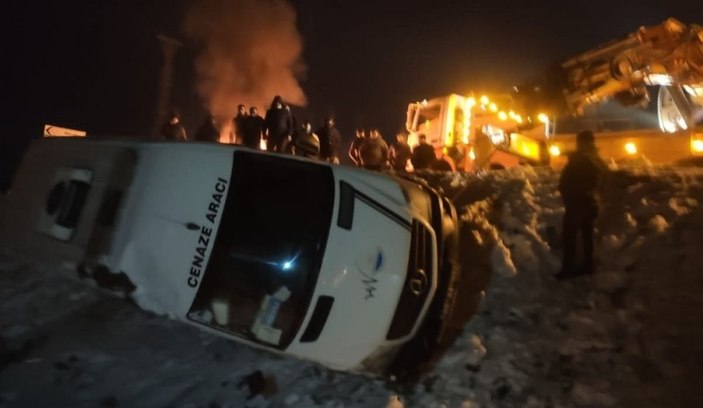 Yüksekova’da cenaze aracı şarampole devrildi -5