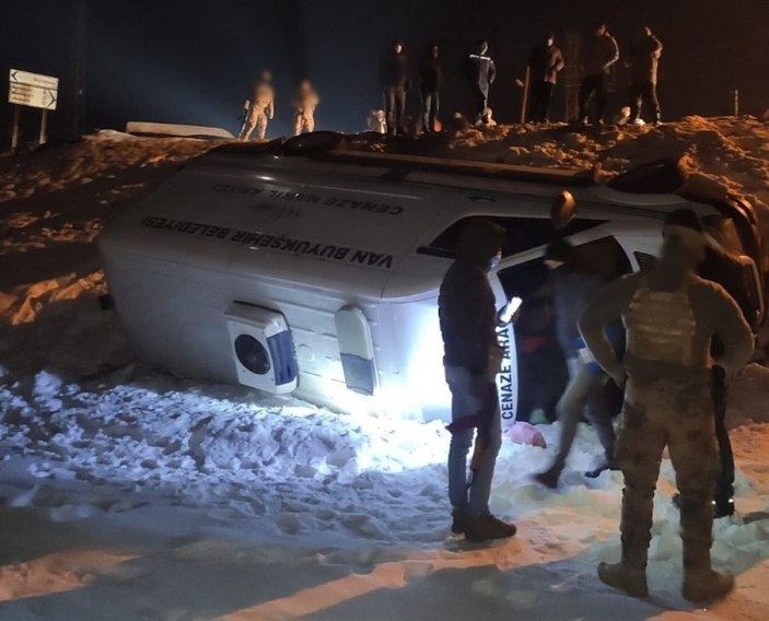 Yüksekova’da cenaze aracı şarampole devrildi -4
