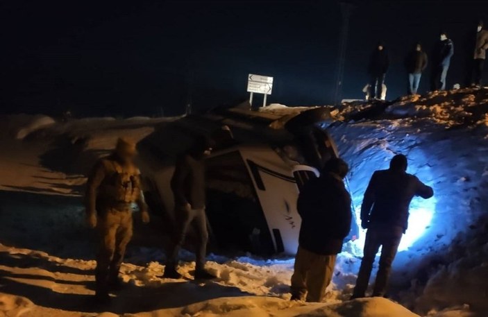 Yüksekova’da cenaze aracı şarampole devrildi -2