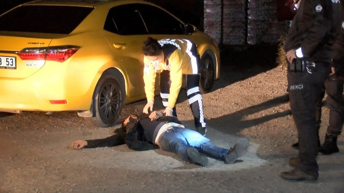Ataşehir'de alkollü müşteri, kılıçla taksi durağına saldırdı