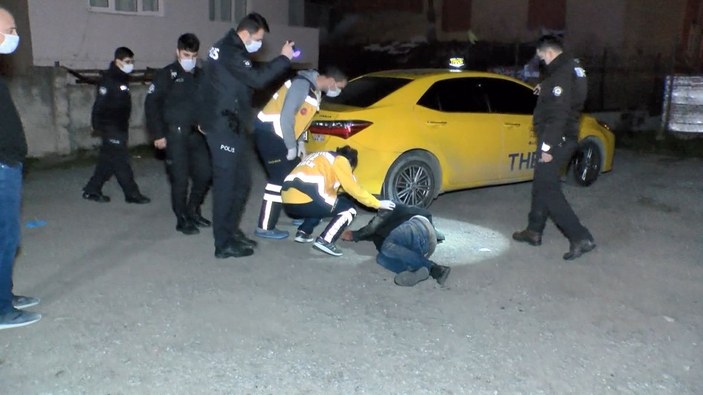 Ataşehir'de alkollü müşteri, kılıçla taksi durağına saldırdı