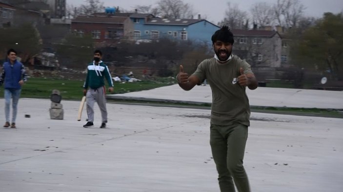 Sultangazi'de kriket oynayan yabancı uyruklular