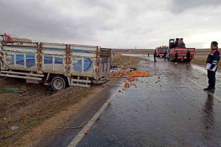 Meyve yüklü kamyon takla attı: 2 ölü, 2 yaralı -3