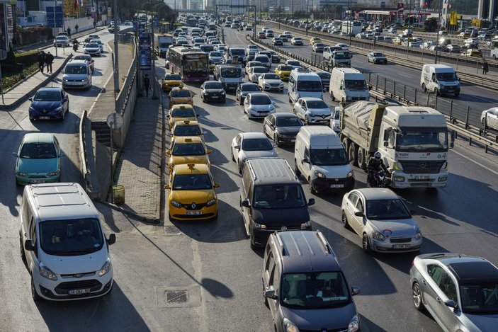 İstanbul'da yılbaşına saatler kala metrobüs ve trafikte yoğunluk yaşanıyor -1