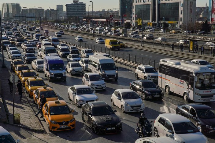 İstanbul'da yılbaşına saatler kala metrobüs ve trafikte yoğunluk yaşanıyor -3