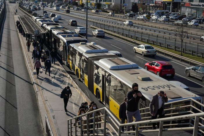 İstanbul'da yılbaşına saatler kala metrobüs ve trafikte yoğunluk yaşanıyor -6