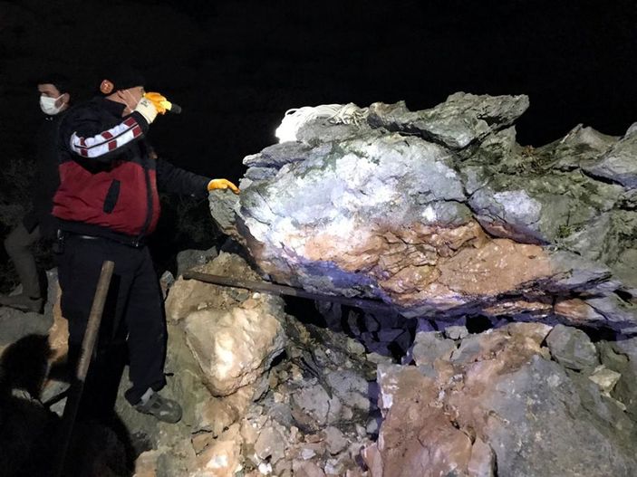 Kayıp çobanın cansız bedeni kayanın altında bulundu -3