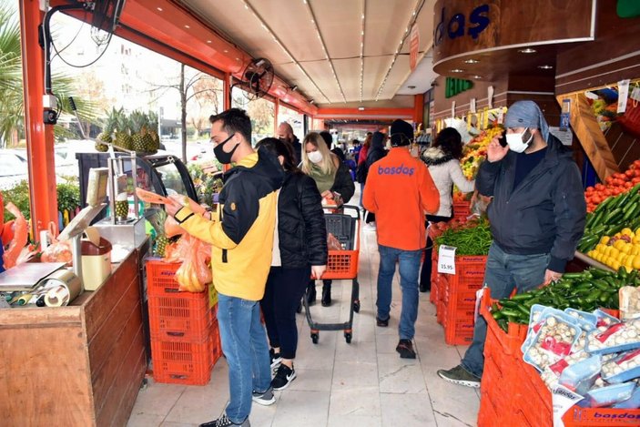 İzmir'de yılbaşı ve kısıtlama öncesi marketlerde yoğunluk oluştu -1