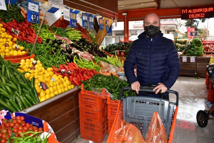 İzmir'de yılbaşı ve kısıtlama öncesi marketlerde yoğunluk oluştu -2
