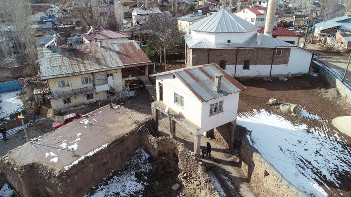 Sivas'ta misafir odasının altından yol geçiyor