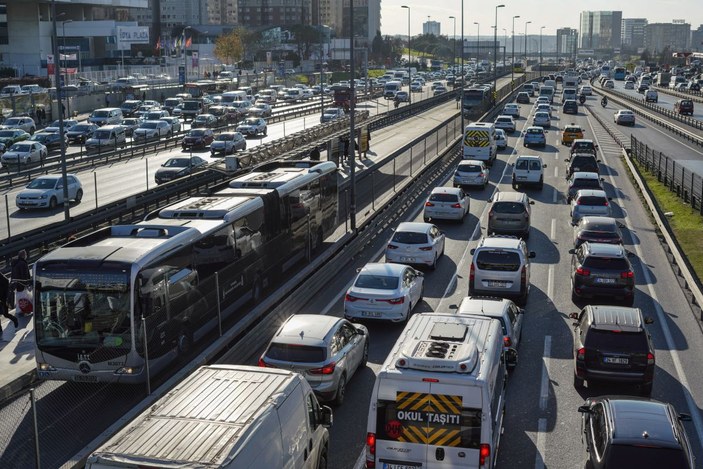 İstanbul'da yılbaşına saatler kala metrobüs ve trafikte yoğunluk yaşanıyor -5