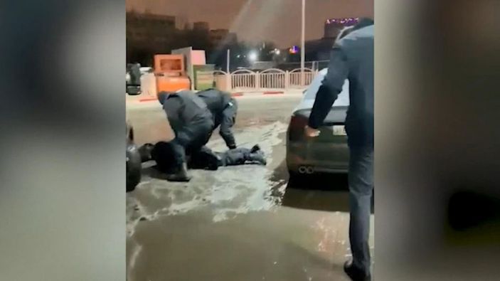 Rusya’da kimlik kontrolü yapan sahte polislere gözaltı -4